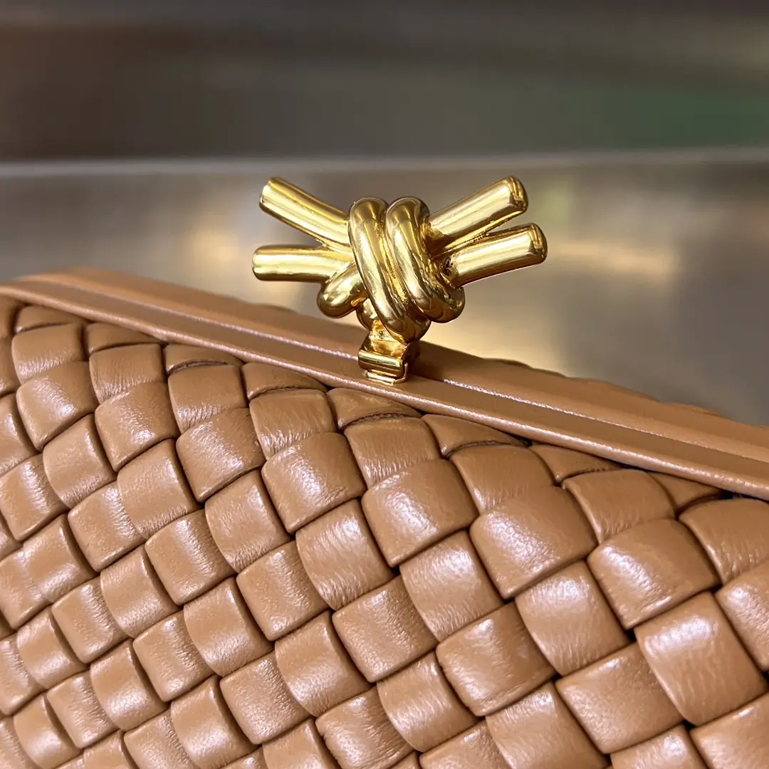 Bottega Veneta Style Leather Clutch Lookbook Reference image 5