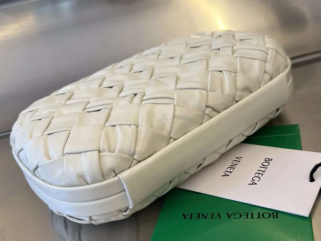 Bottega Veneta Style Leather Clutch Lookbook Reference image 4