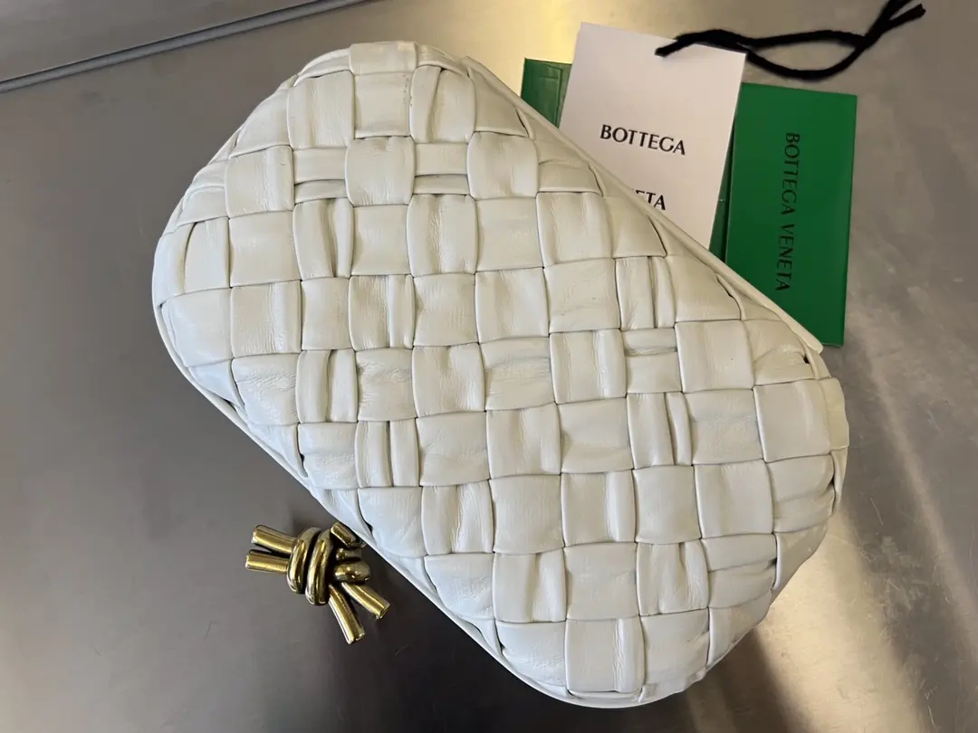Bottega Veneta Style Leather Clutch Lookbook Reference image 5