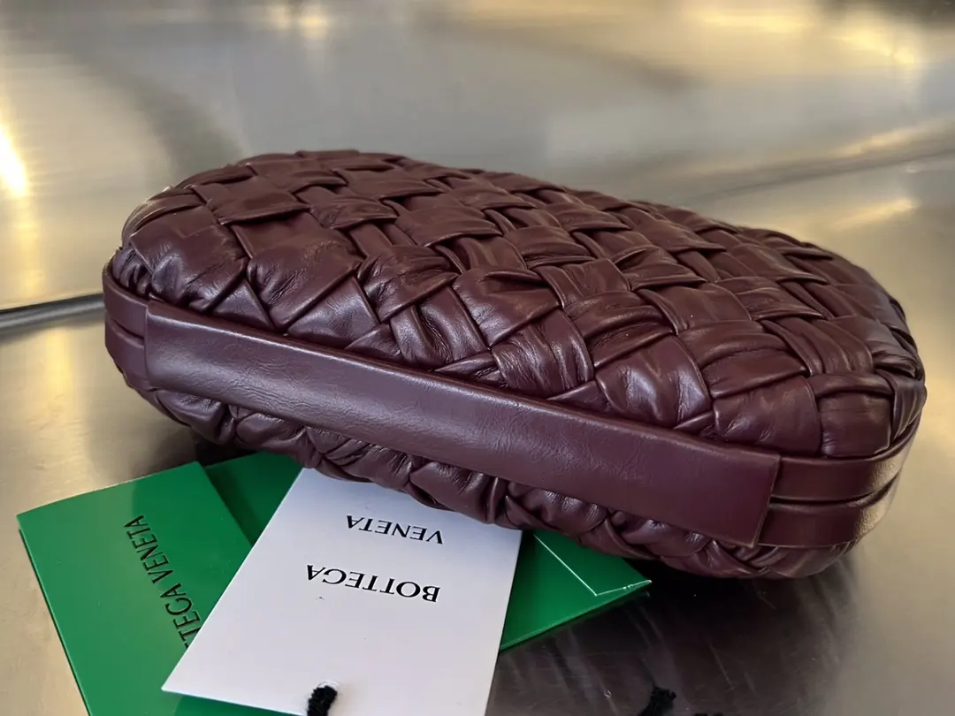 Bottega Veneta Style Leather Clutch Lookbook Reference image 4