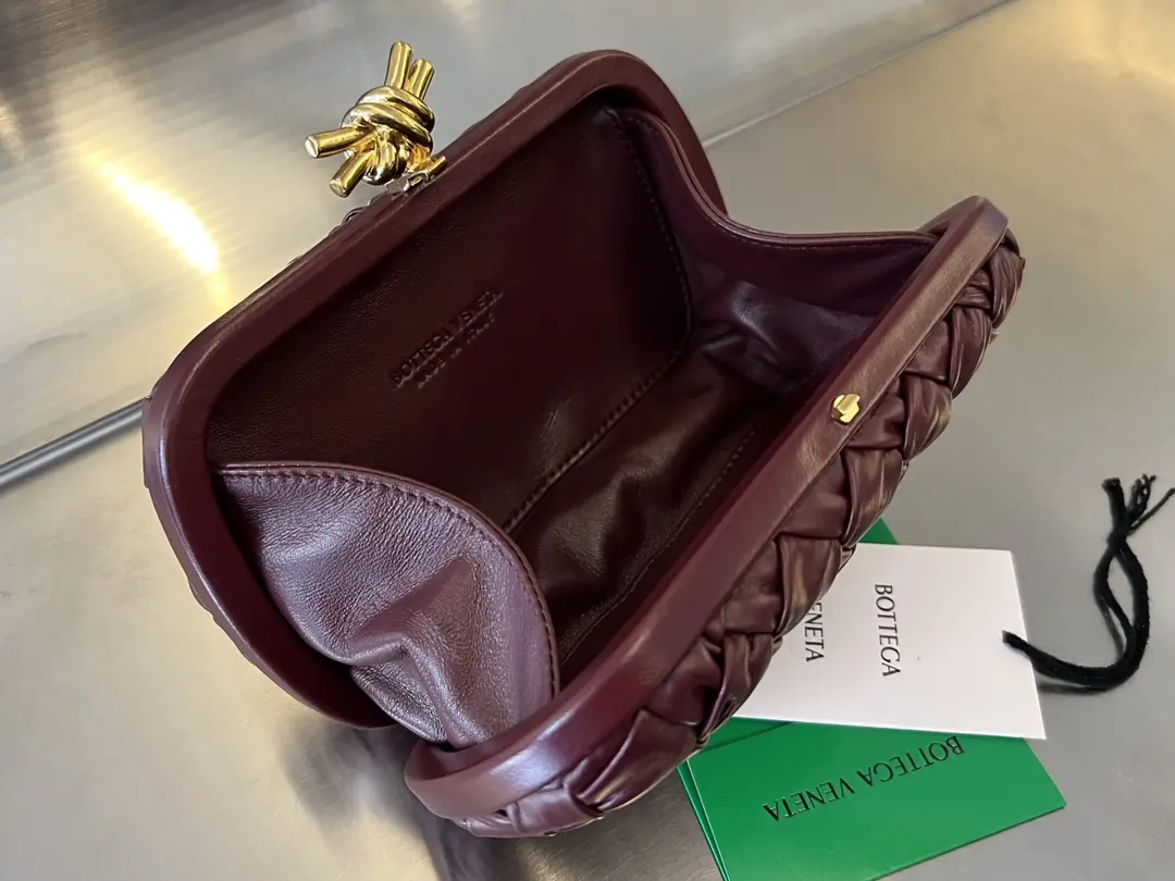 Bottega Veneta Style Leather Clutch Lookbook Reference image 6
