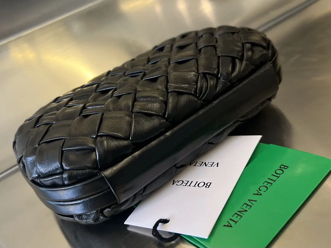 Bottega Veneta Style Leather Clutch Lookbook Reference image 4