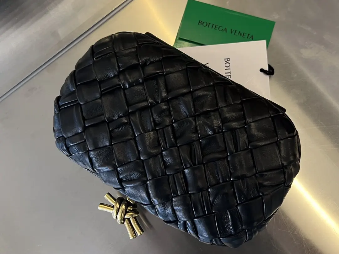 Bottega Veneta Style Leather Clutch Lookbook Reference image 5