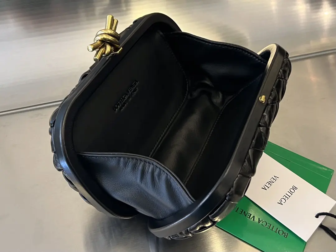 Bottega Veneta Style Leather Clutch Lookbook Reference image 6