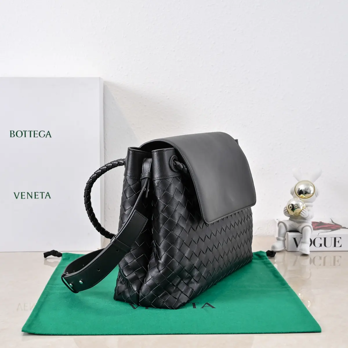 Bottega Veneta Style Leather Crossbody Bag Lookbook Reference image 2