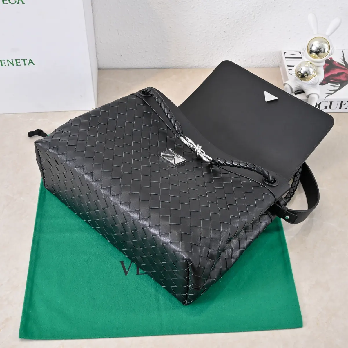 Bottega Veneta Style Leather Crossbody Bag Lookbook Reference image 4