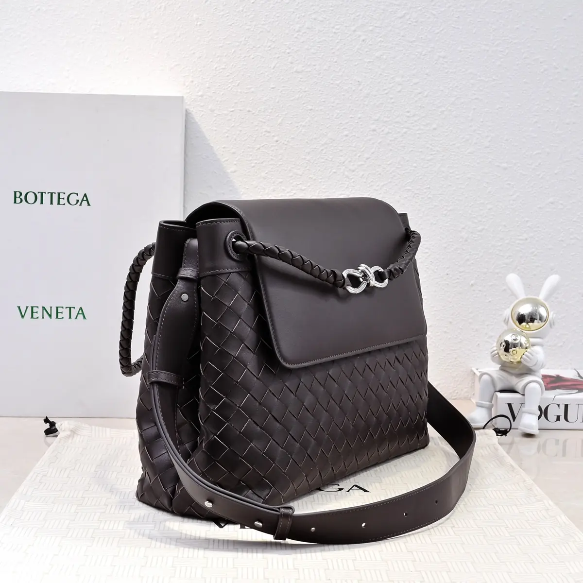 Bottega Veneta Style Leather Crossbody Bag Lookbook Reference image 2