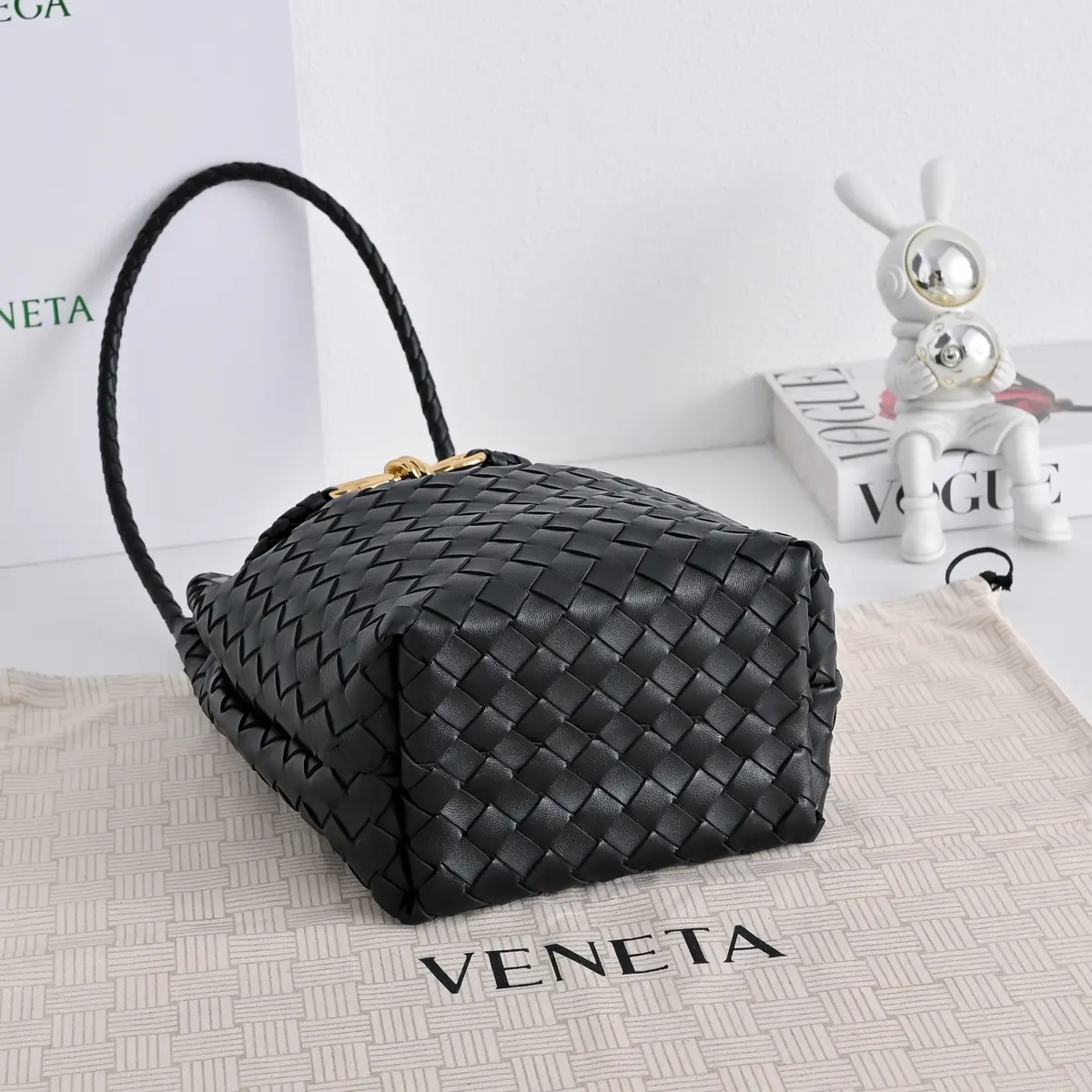 Bottega Veneta Style Leather Crossbody Bag Lookbook Reference image 4