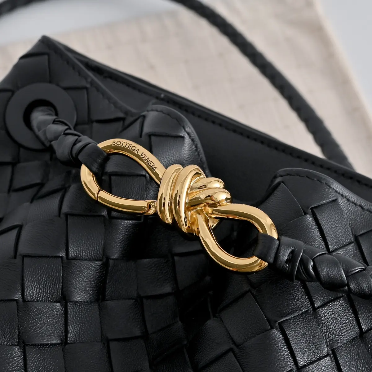 Bottega Veneta Style Leather Crossbody Bag Lookbook Reference image 5