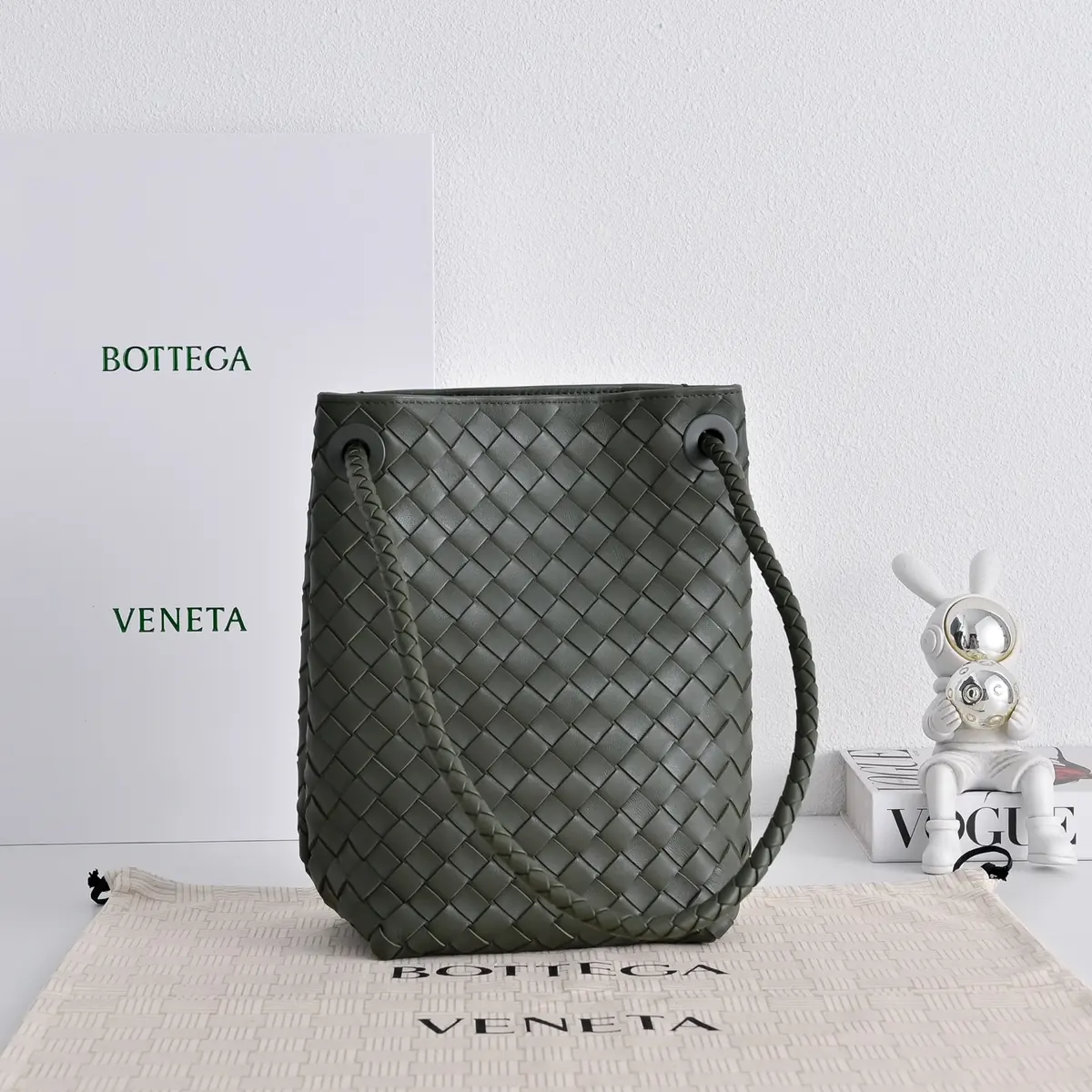 Bottega Veneta Style Leather Crossbody Bag Lookbook Reference image 2