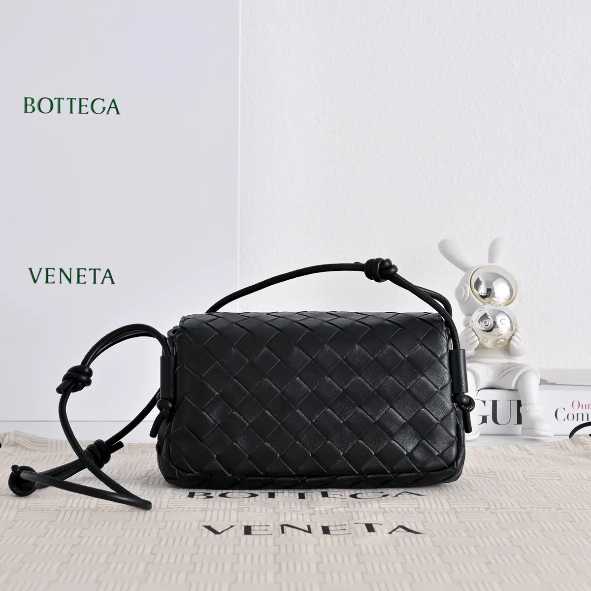Bottega Veneta Style Leather Crossbody Bag Lookbook Reference image 2