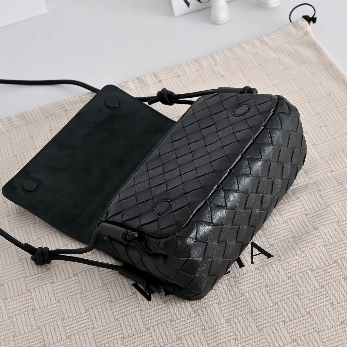 Bottega Veneta Style Leather Crossbody Bag Lookbook Reference image 5