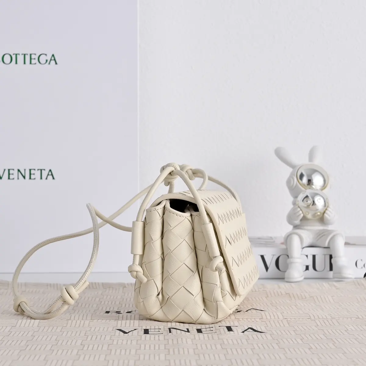 Bottega Veneta Style Leather Crossbody Bag Lookbook Reference image 2