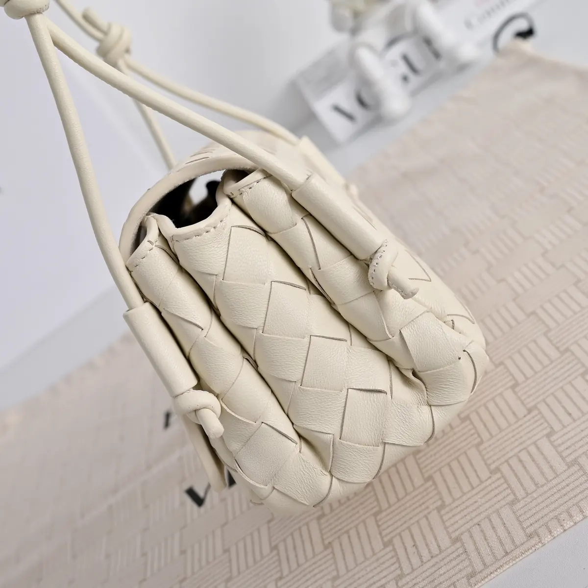 Bottega Veneta Style Leather Crossbody Bag Lookbook Reference image 4