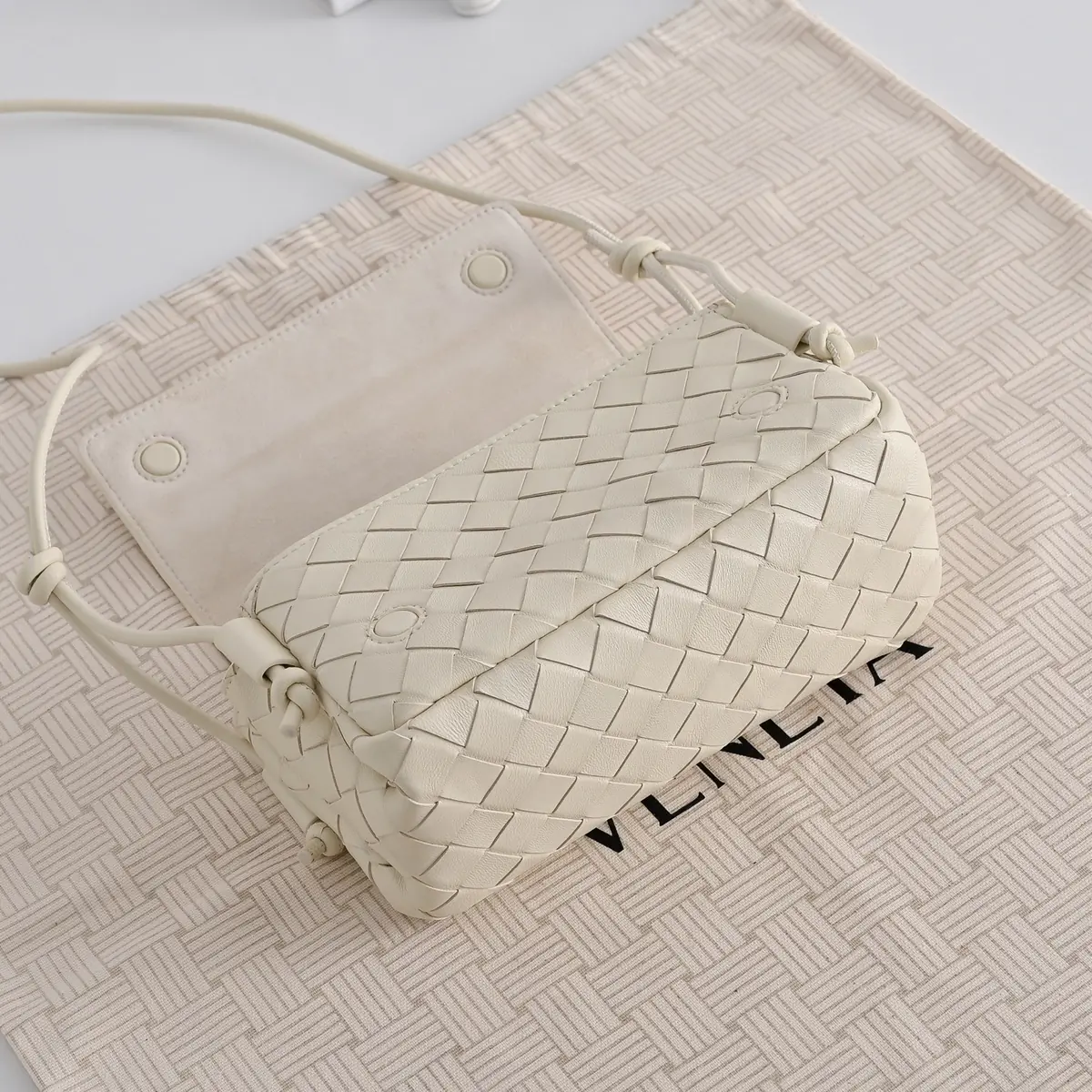 Bottega Veneta Style Leather Crossbody Bag Lookbook Reference image 6