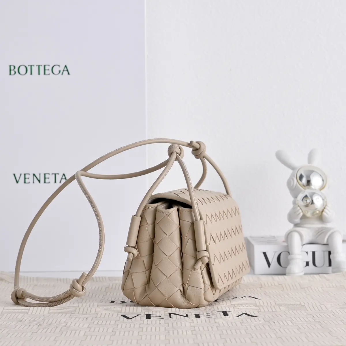 Bottega Veneta Style Leather Crossbody Bag Lookbook Reference image 2