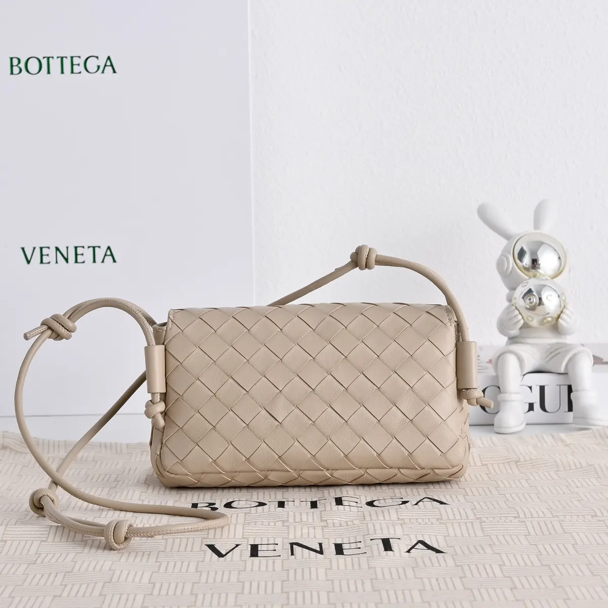 Bottega Veneta Style Leather Crossbody Bag Lookbook Reference image 3
