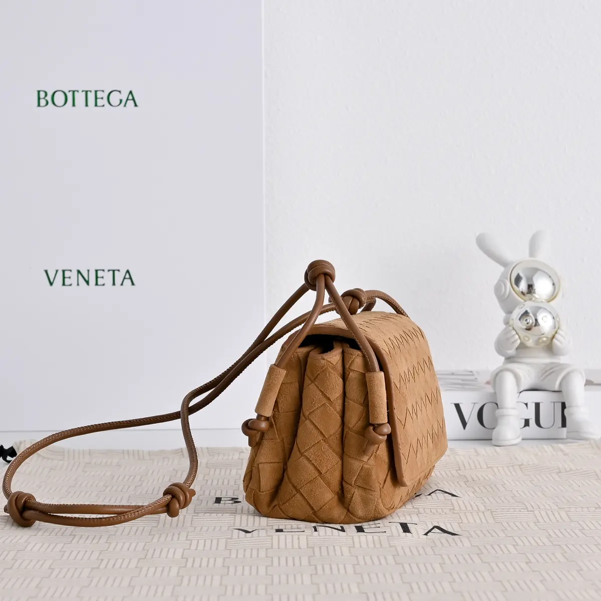 Bottega Veneta Style Leather Crossbody Bag Lookbook Reference image 2