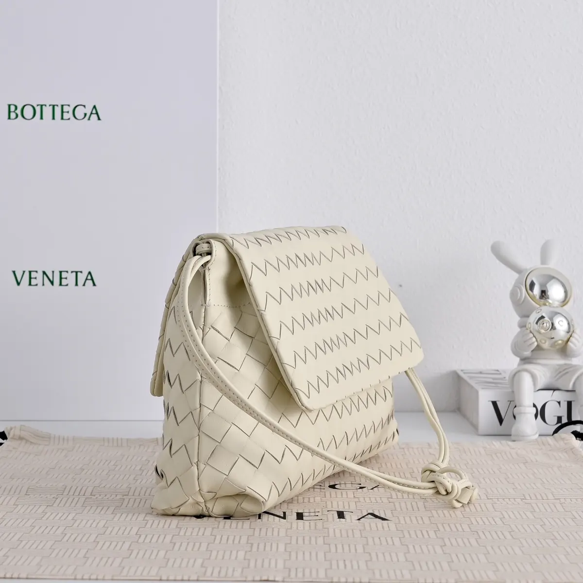 Bottega Veneta Style Leather Crossbody Bag Lookbook Reference image 2