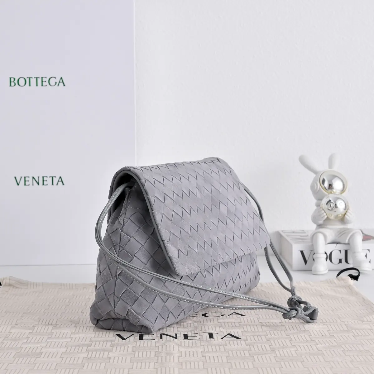 Bottega Veneta Style Leather Crossbody Bag Lookbook Reference image 2