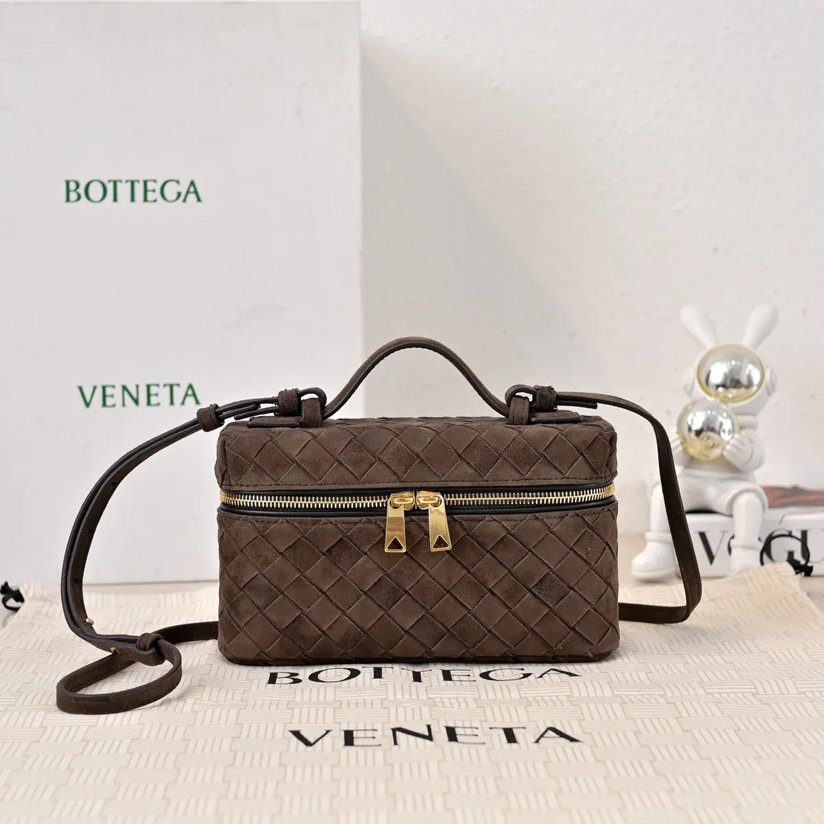 Bottega Veneta Style Leather Crossbody Bag Lookbook Reference image 1