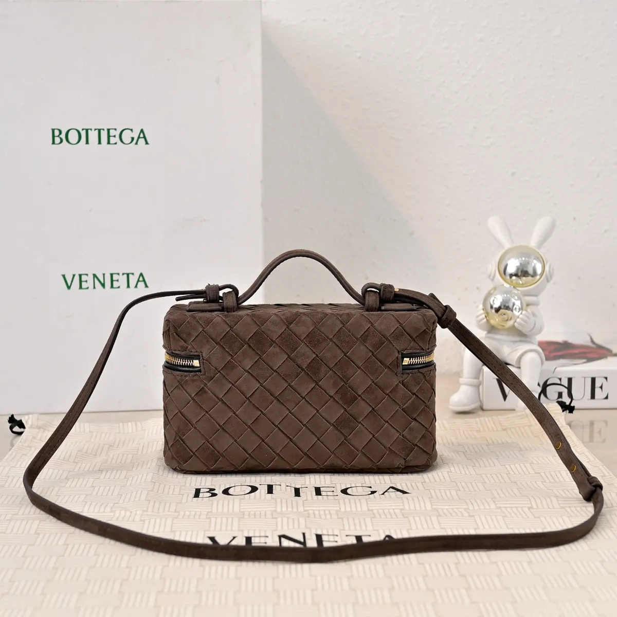 Bottega Veneta Style Leather Crossbody Bag Lookbook Reference image 2