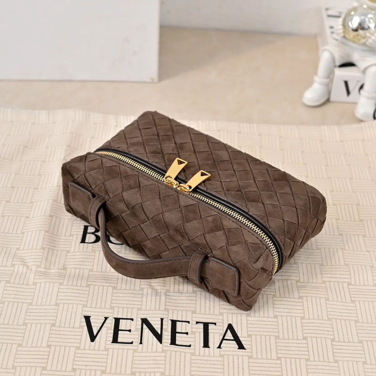 Bottega Veneta Style Leather Crossbody Bag Lookbook Reference image 6
