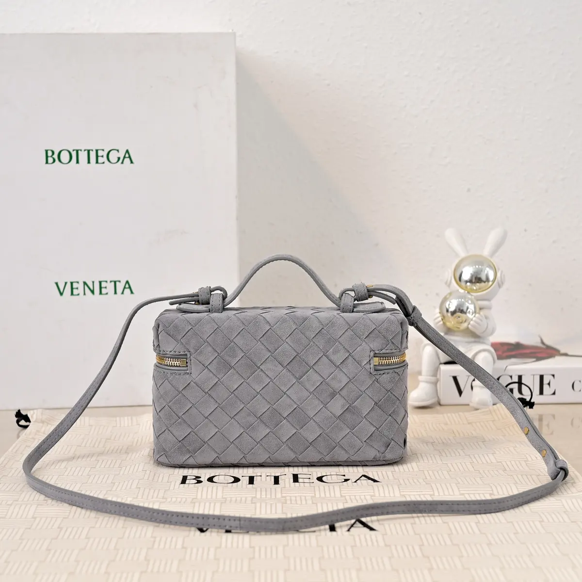 Bottega Veneta Style Leather Crossbody Bag Lookbook Reference image 2