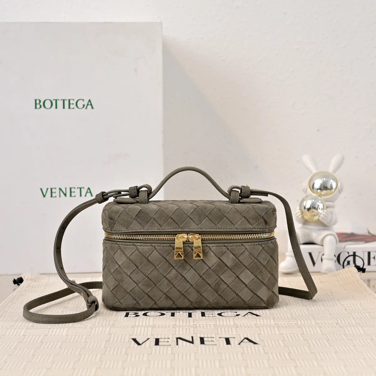 Bottega Veneta Style Leather Crossbody Bag Lookbook Reference image 1