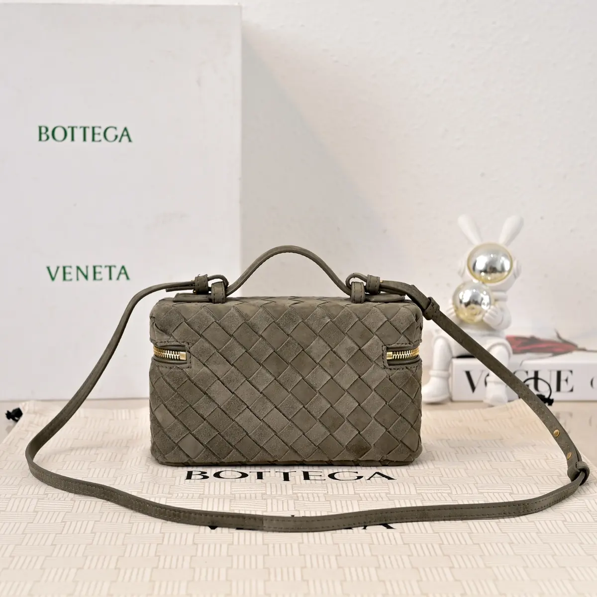 Bottega Veneta Style Leather Crossbody Bag Lookbook Reference image 2