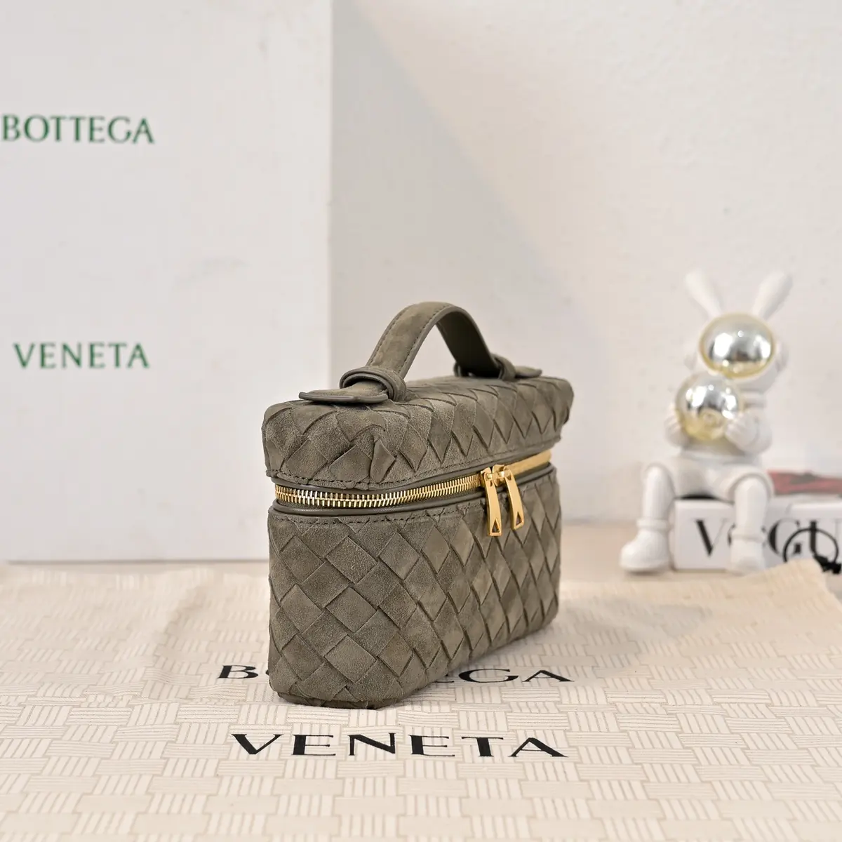 Bottega Veneta Style Leather Crossbody Bag Lookbook Reference image 4