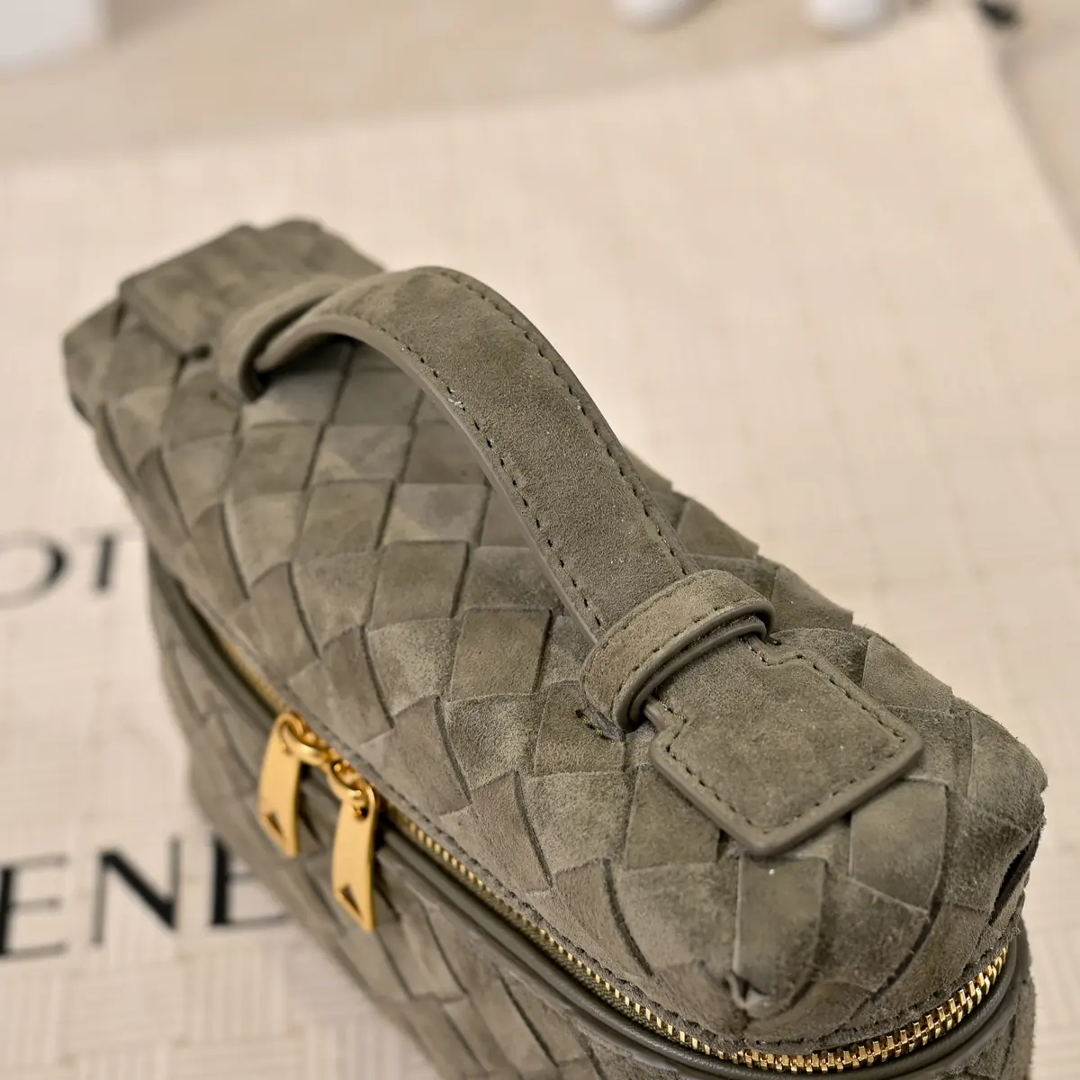 Bottega Veneta Style Leather Crossbody Bag Lookbook Reference image 5