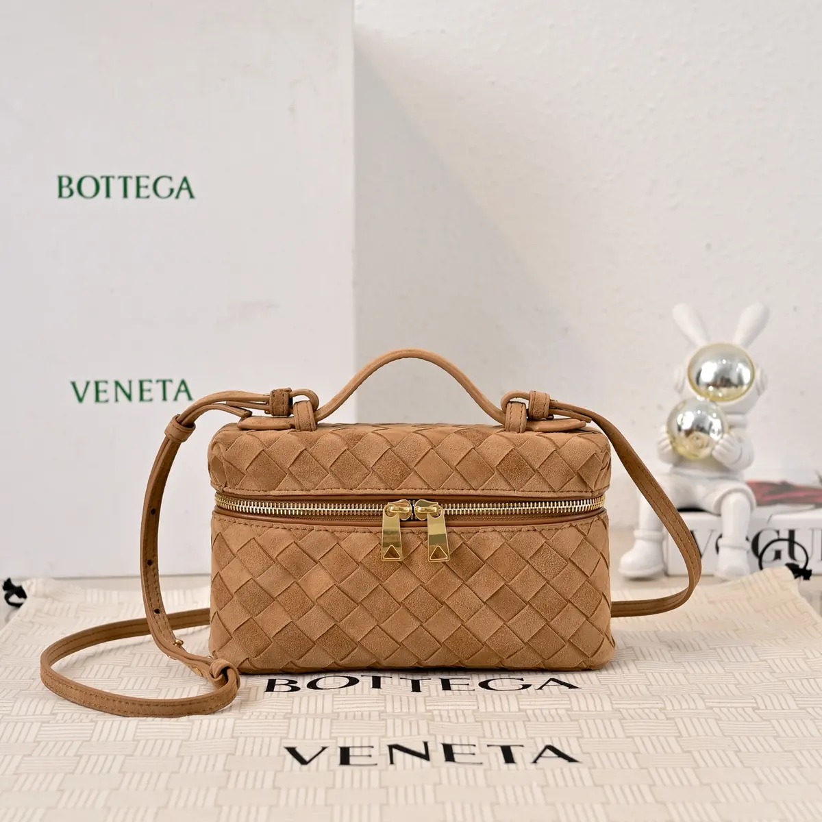 Bottega Veneta Style Leather Crossbody Bag Lookbook Reference image 1
