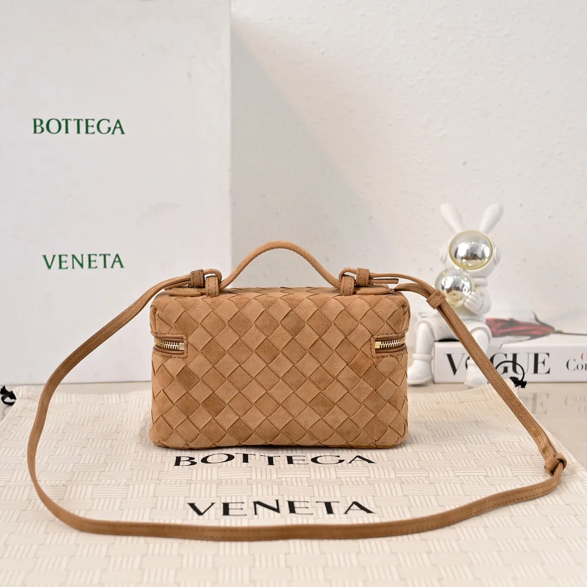 Bottega Veneta Style Leather Crossbody Bag Lookbook Reference image 2