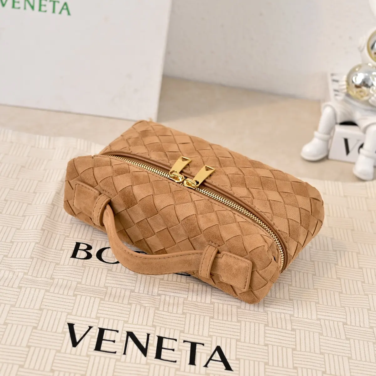 Bottega Veneta Style Leather Crossbody Bag Lookbook Reference image 4