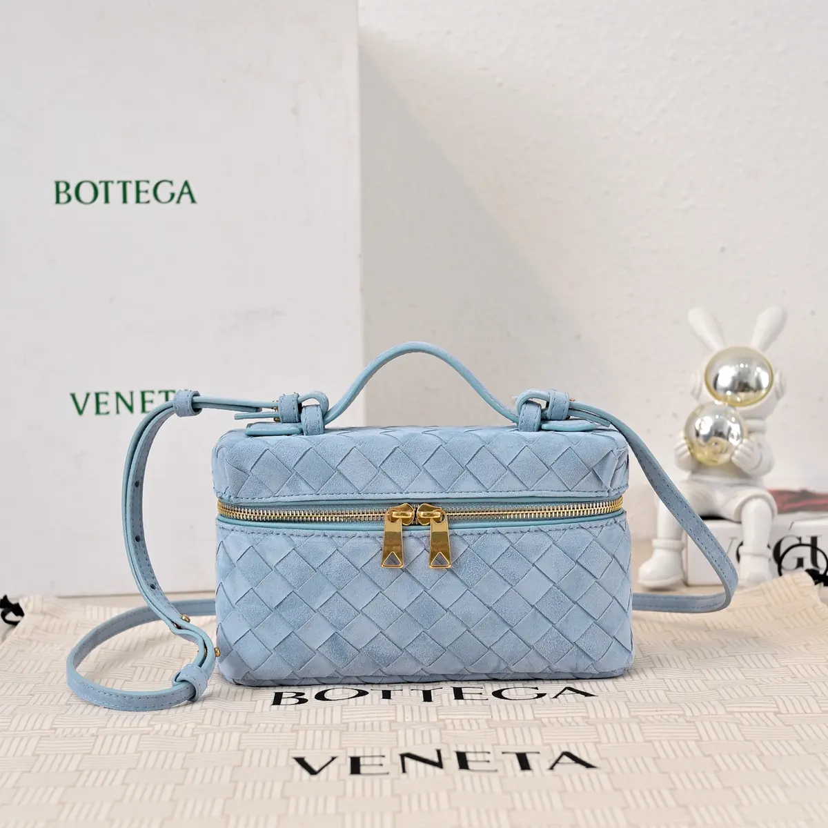 Bottega Veneta Style Leather Crossbody Bag Lookbook Reference image 1