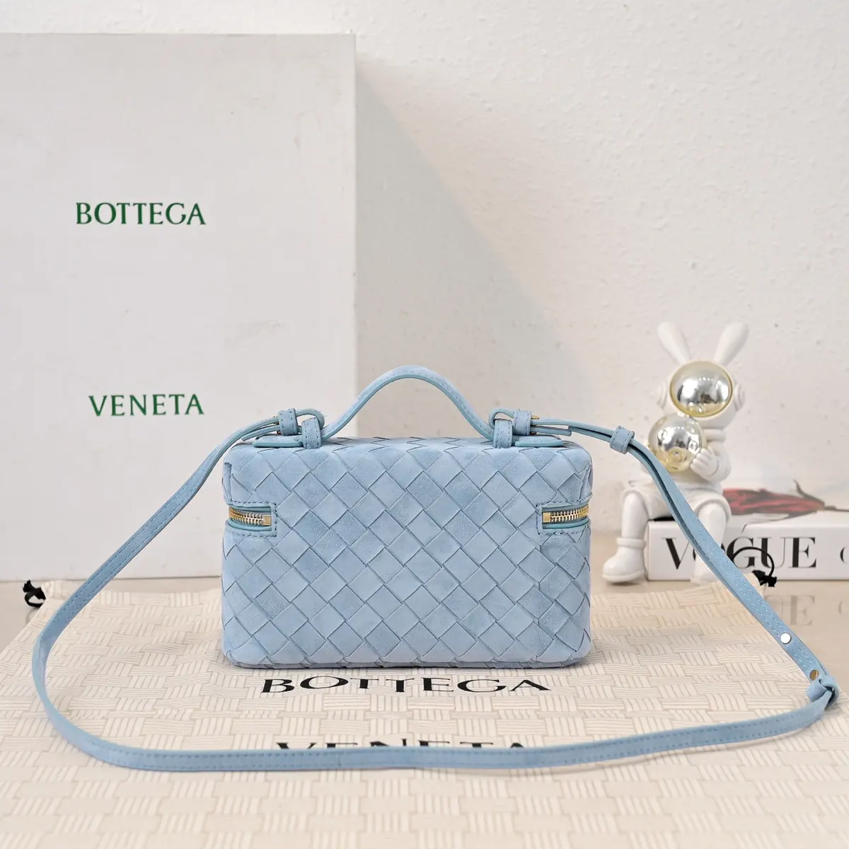 Bottega Veneta Style Leather Crossbody Bag Lookbook Reference image 2