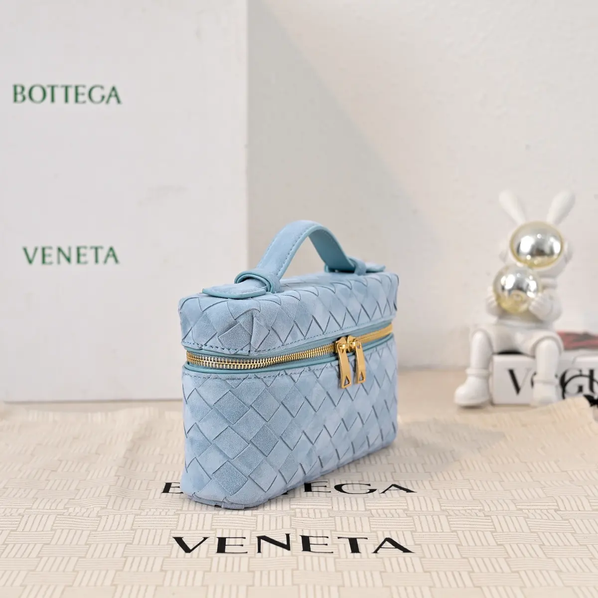 Bottega Veneta Style Leather Crossbody Bag Lookbook Reference image 4