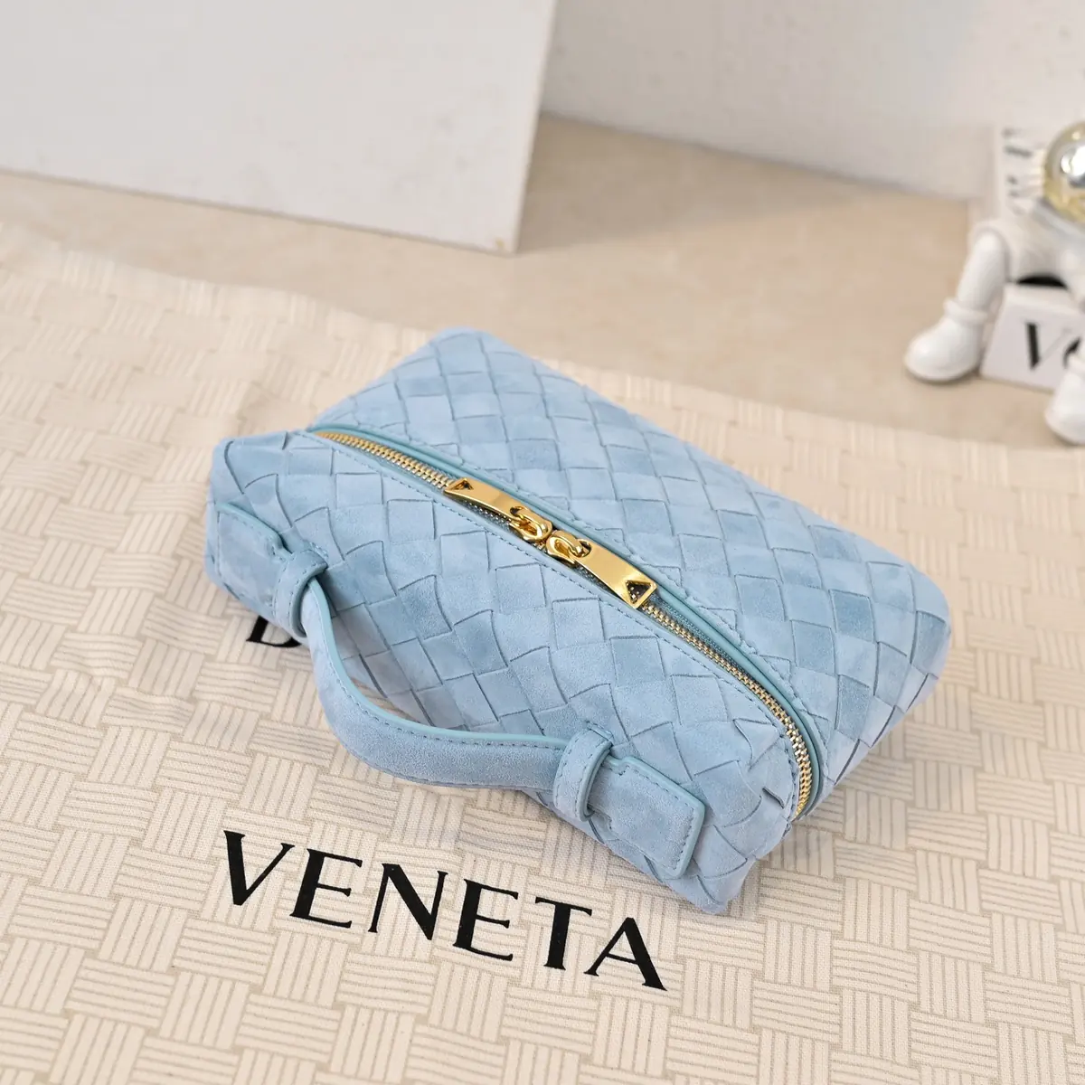 Bottega Veneta Style Leather Crossbody Bag Lookbook Reference image 5