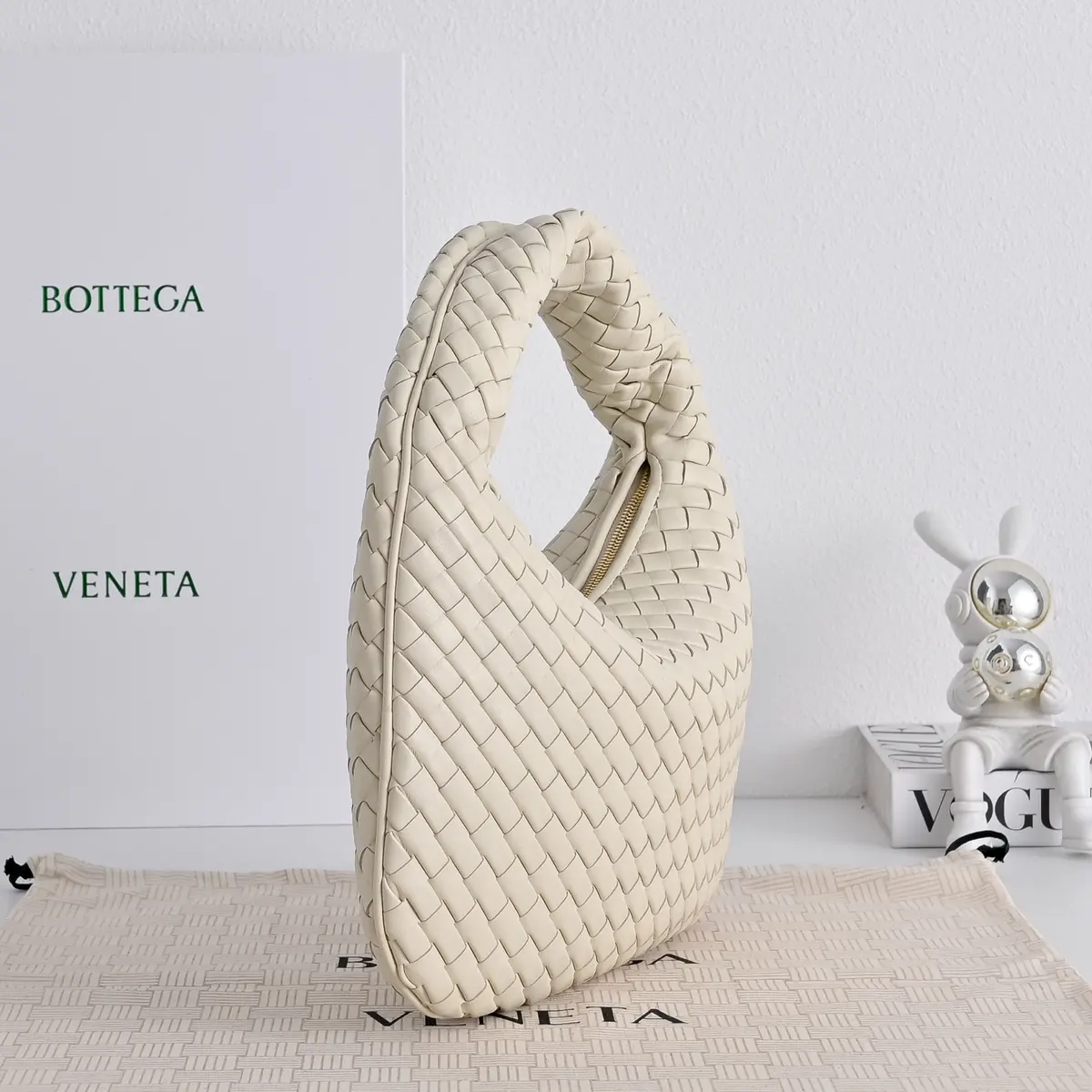 Bottega Veneta Style Leather Shoulder Bag Lookbook Reference image 2