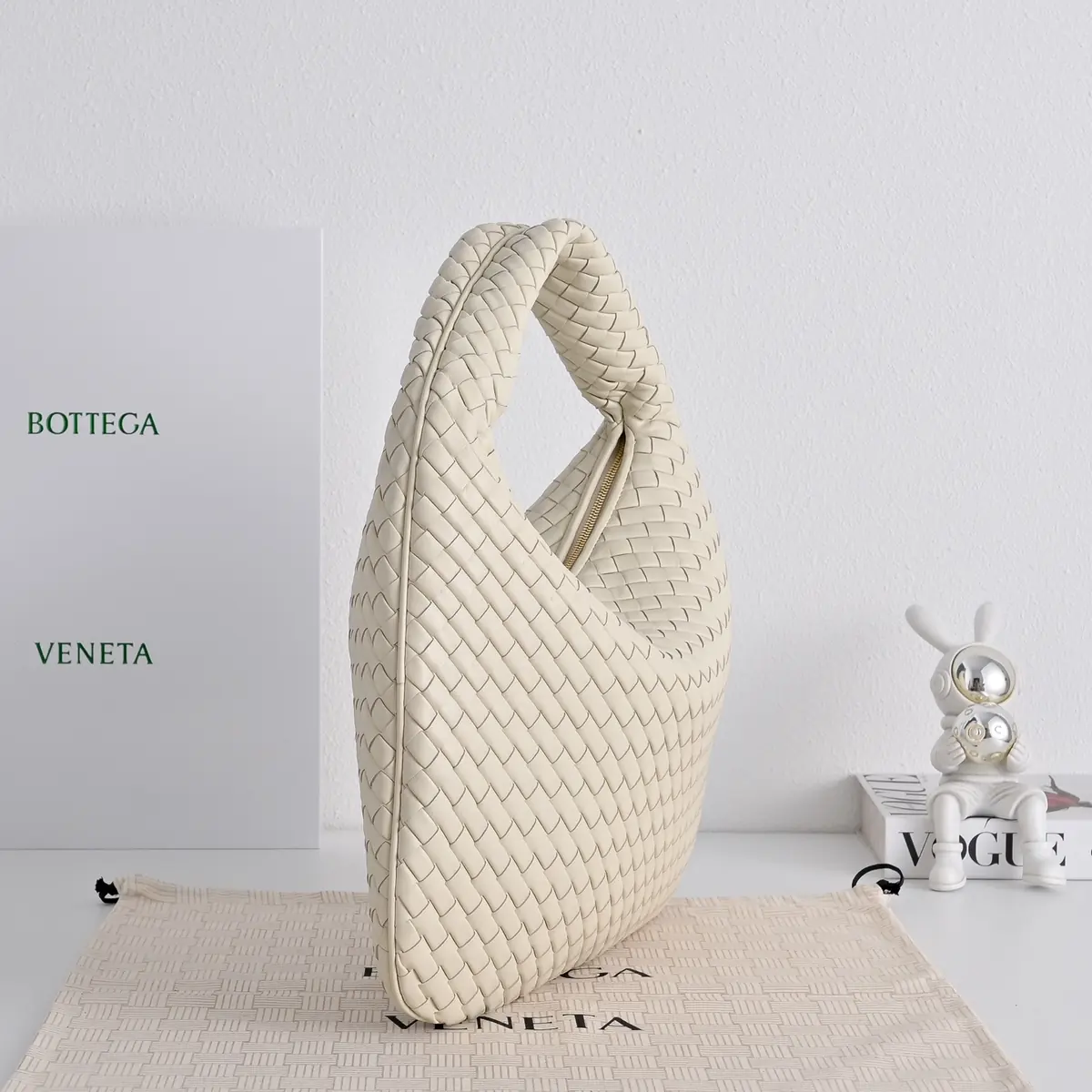 Bottega Veneta Style Leather Shoulder Bag Lookbook Reference image 2