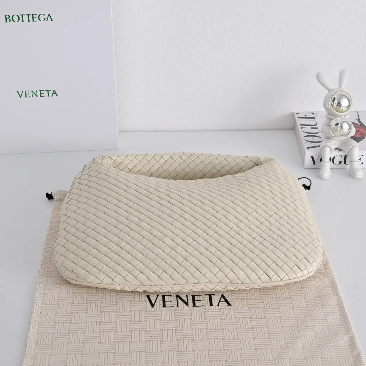 Bottega Veneta Style Leather Shoulder Bag Lookbook Reference image 3