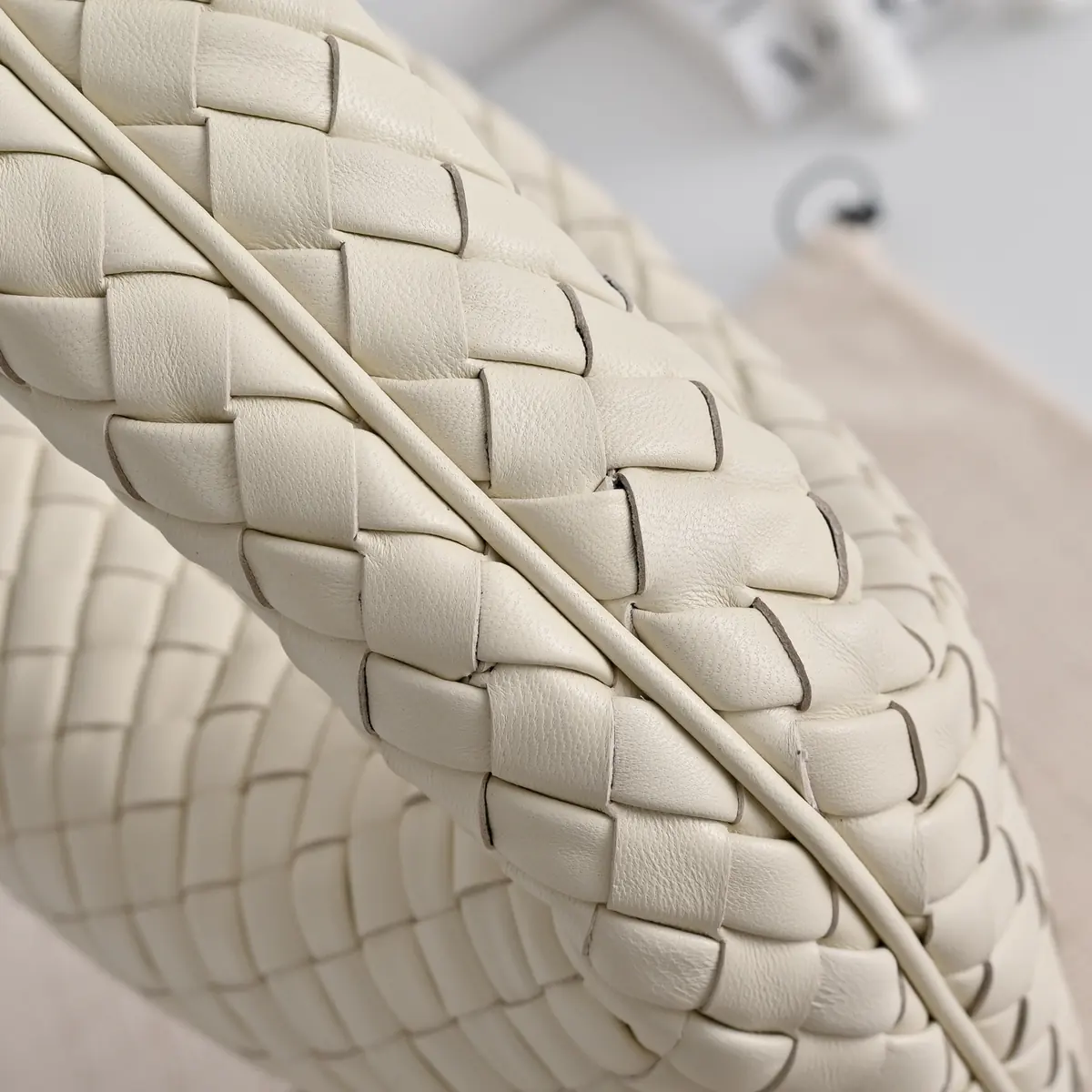 Bottega Veneta Style Leather Shoulder Bag Lookbook Reference image 5