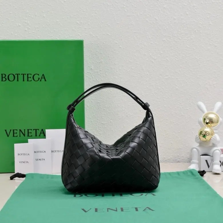 Bottega Veneta Style Leather Shoulder Bag Lookbook Reference image 1