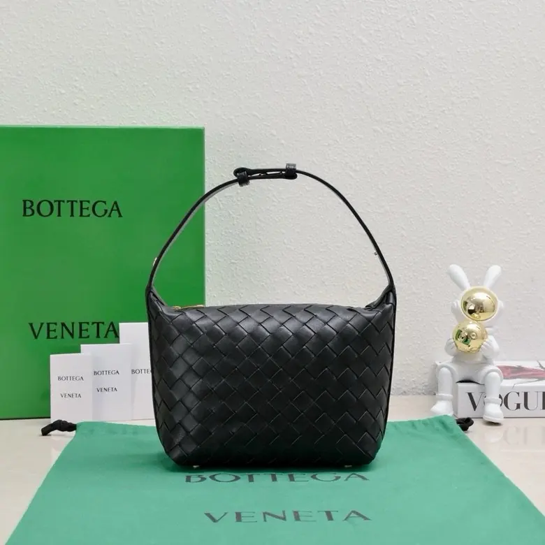 Bottega Veneta Style Leather Shoulder Bag Lookbook Reference image 2