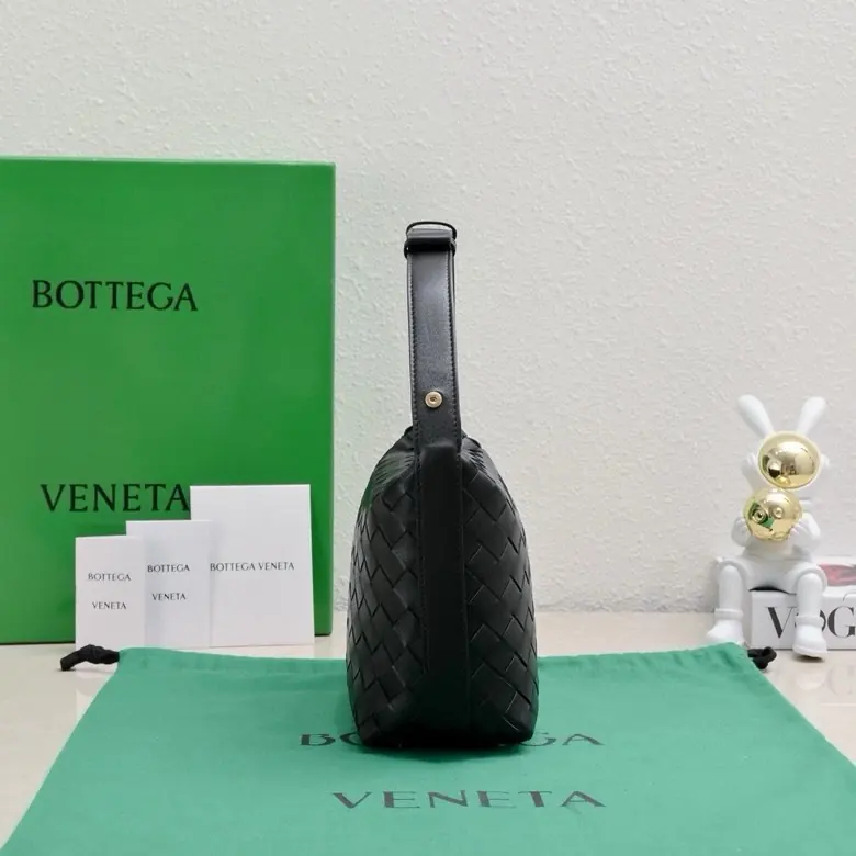 Bottega Veneta Style Leather Shoulder Bag Lookbook Reference image 4