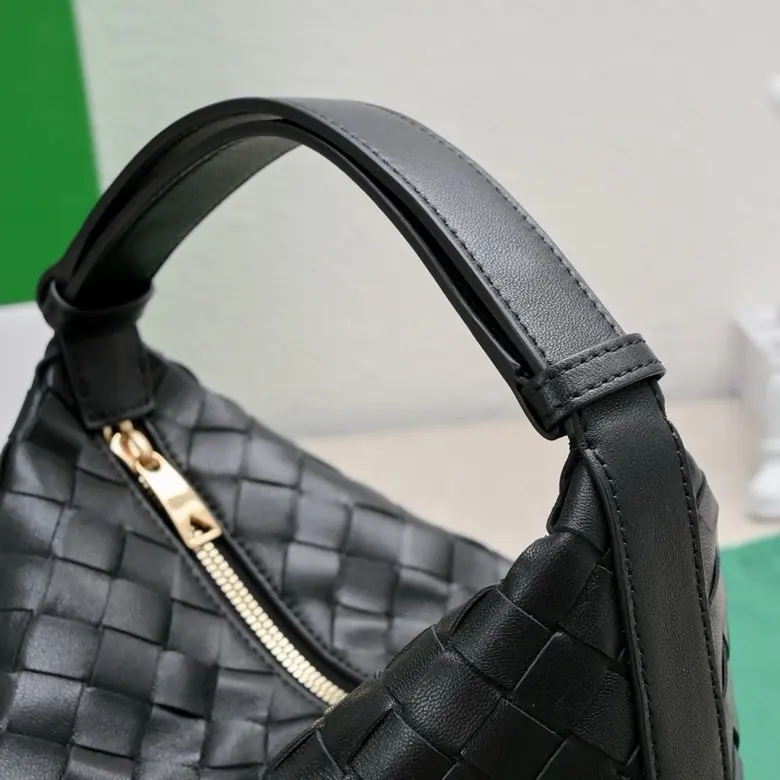 Bottega Veneta Style Leather Shoulder Bag Lookbook Reference image 5