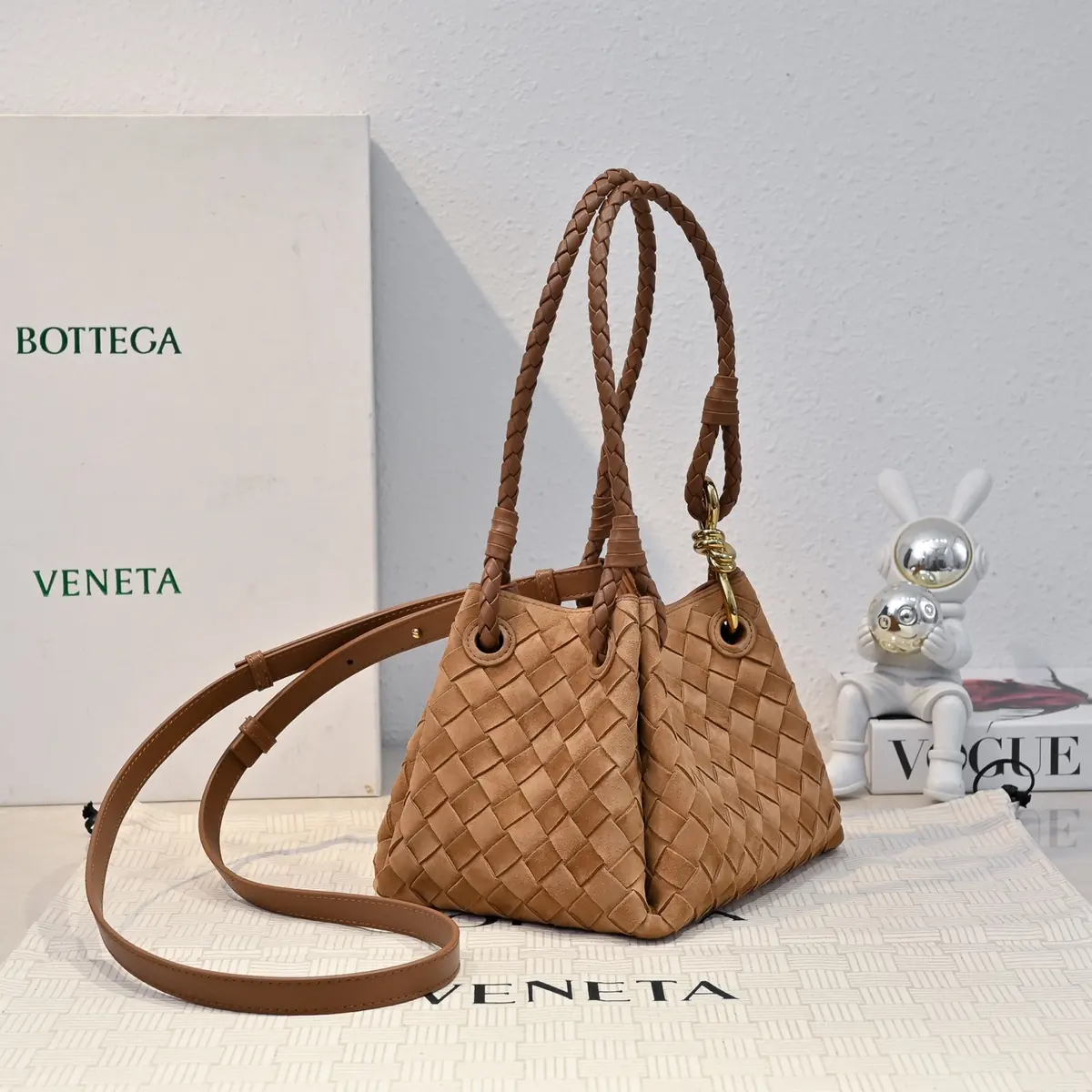 Bottega Veneta Style Leather Shoulder Bag Lookbook Reference image 2