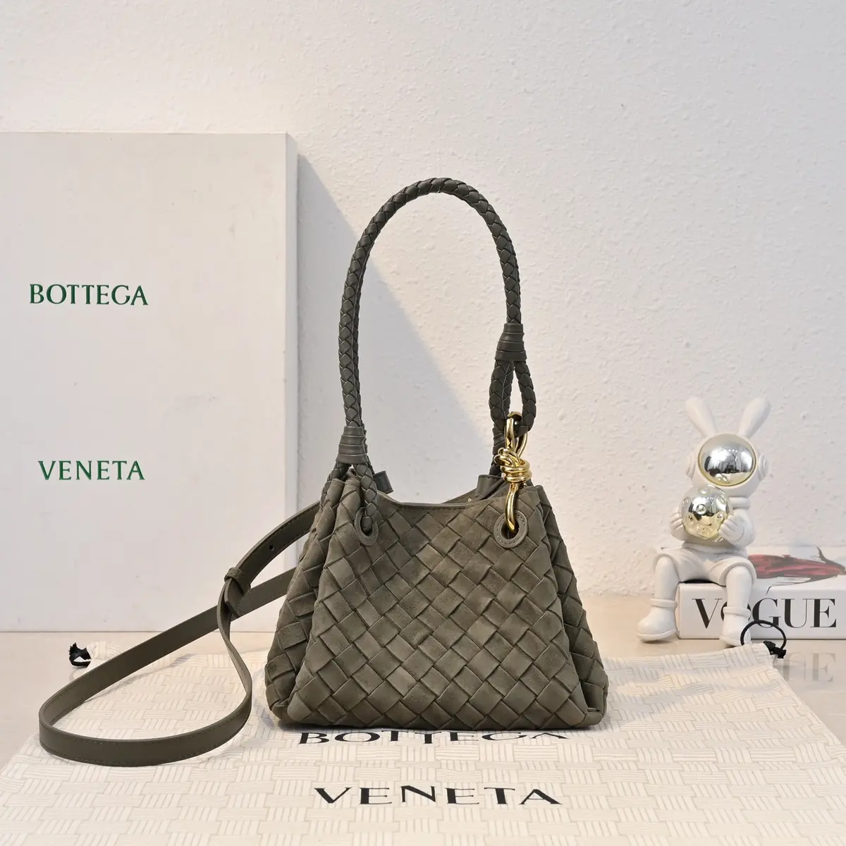 Bottega Veneta Style Leather Shoulder Bag Lookbook Reference image 1