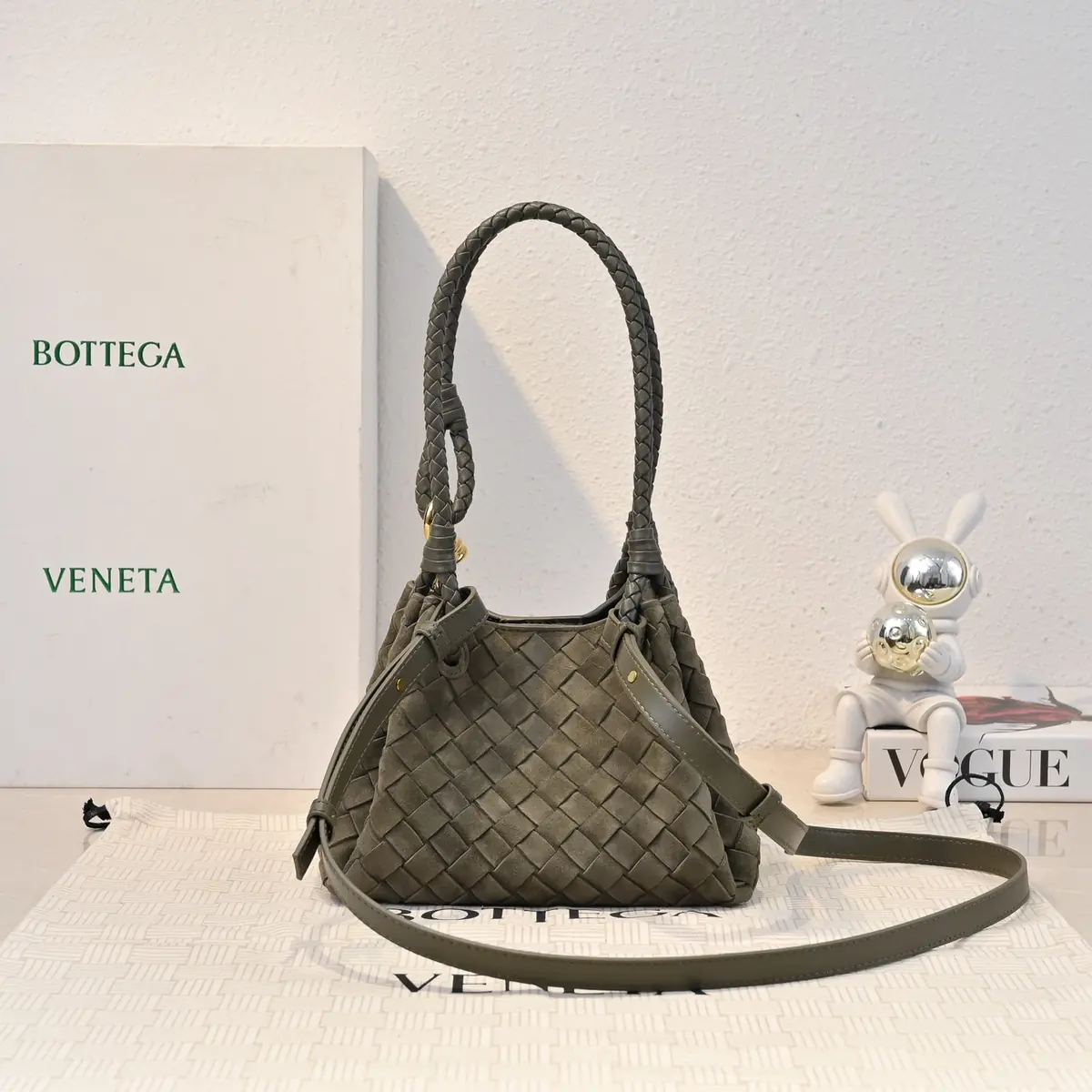 Bottega Veneta Style Leather Shoulder Bag Lookbook Reference image 2